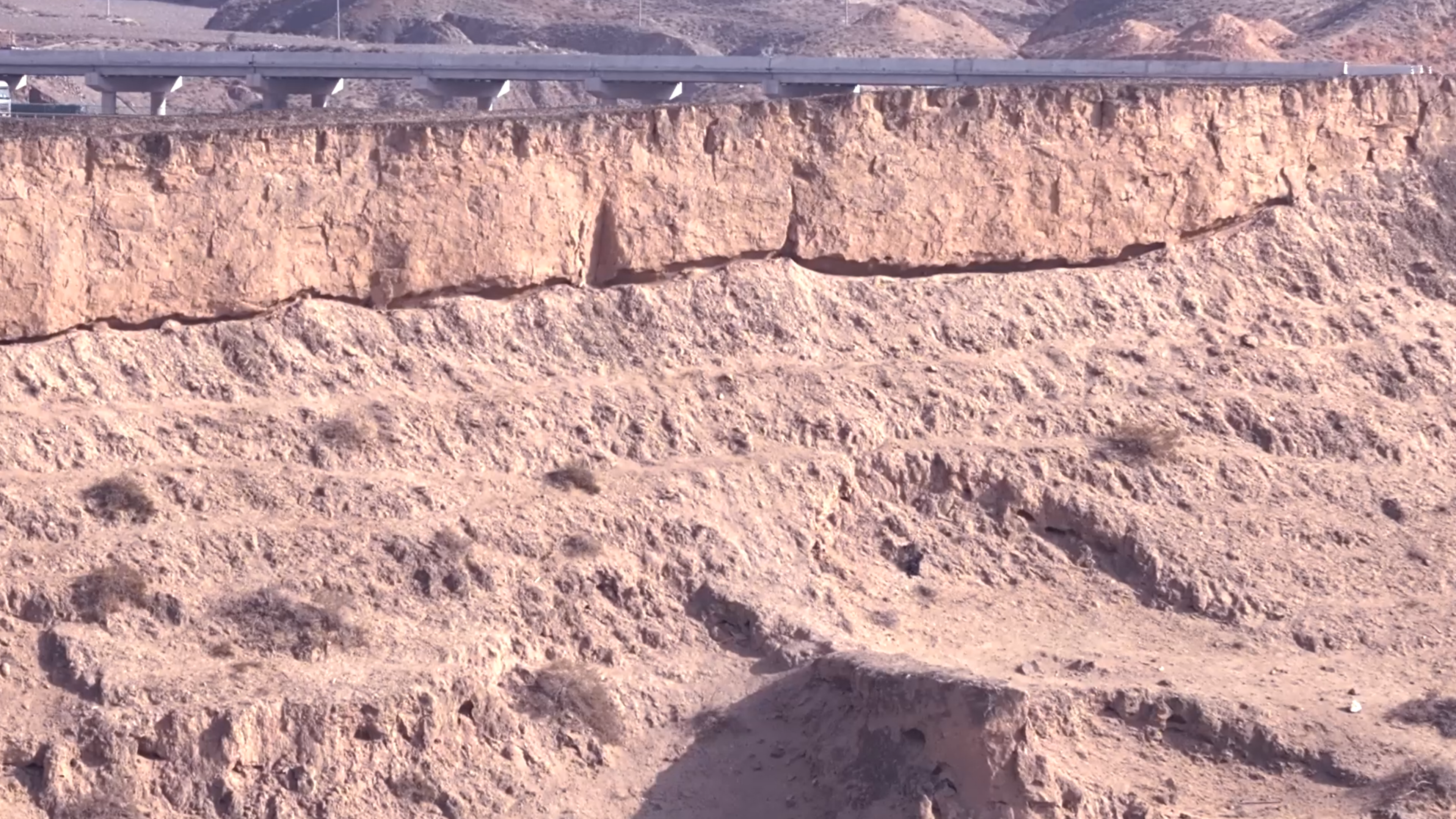 黃沙土雜夾碎礫石築土牆。