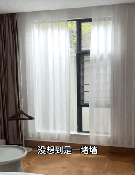 旅行拍的照片，他们会一一打印出来，回家细细回味当时的快乐瞬间。