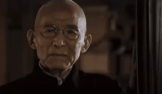 在拍《繁花》时，90岁的游本昌依然以极高的热情和专业精神投入到表演中 / 《繁花》剧照