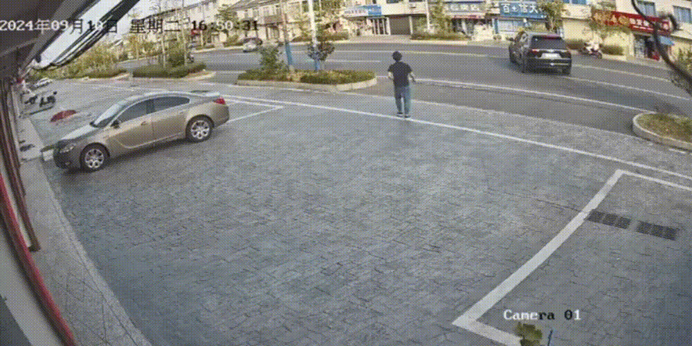 ▲车主从屋内赶来接管车辆