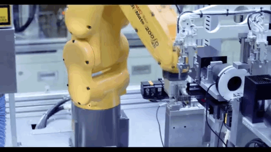 （图片来自中航光电自动化产线）