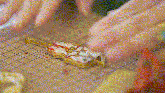 大提琴盘扣制作（央广网记者  俞烨  制）