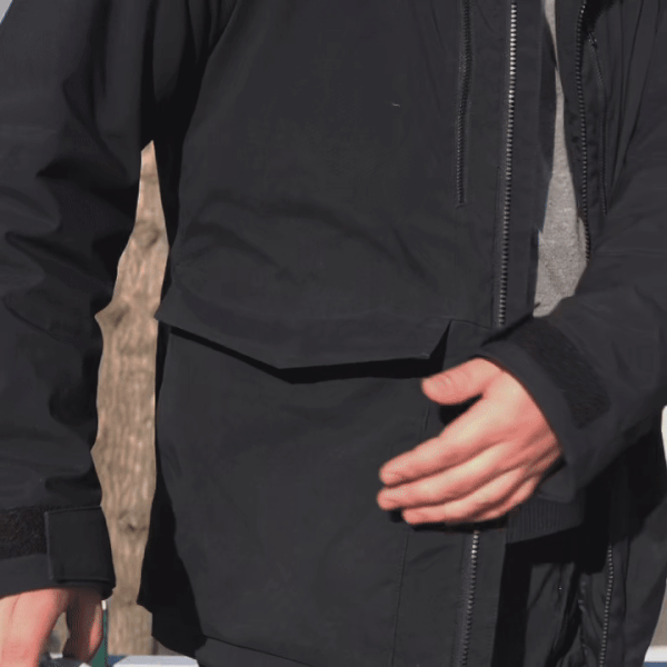 DJI Flip 的体积/厚度甚至可以直接塞进冬季的衣服口袋内｜图片来源：极客公园