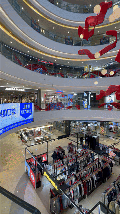 都江堰大融城中庭及1層品牌 微成都/攝