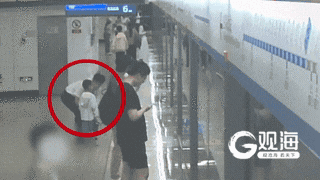 工作人员将孩子送上了家长乘坐的下一班列车