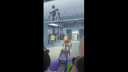 众擎机器人跳街舞 图源：界面新闻
