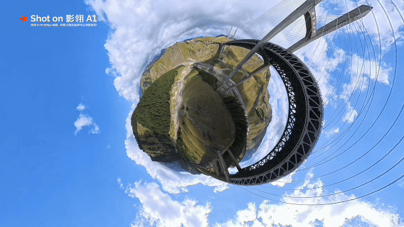 ▲ 戴着飞行眼镜转头可以轻松变换视线方向