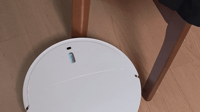 如图，面对桌腿、凳腿这些复杂场景，机器能灵活走位，不会乱撞