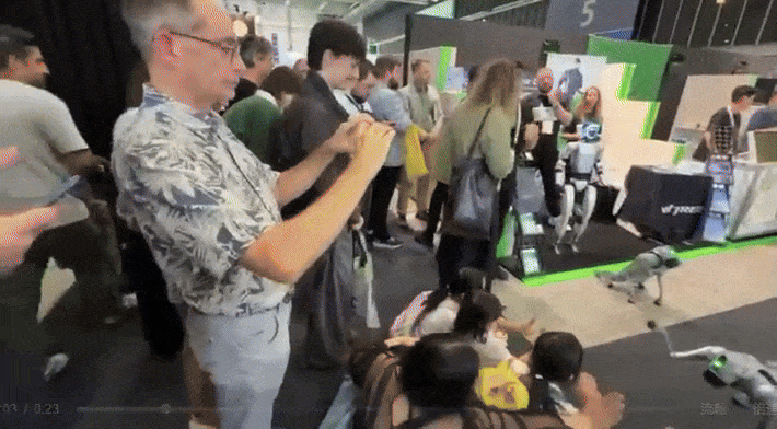 ▲宇树的机器狗与观众互动