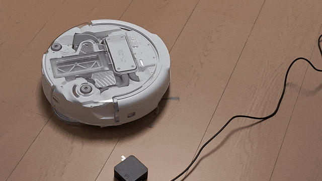 通过清洁路径图可以清晰看到，DJI ROMO 精准地绕开了地上的电线，并且还进行了障碍物标记