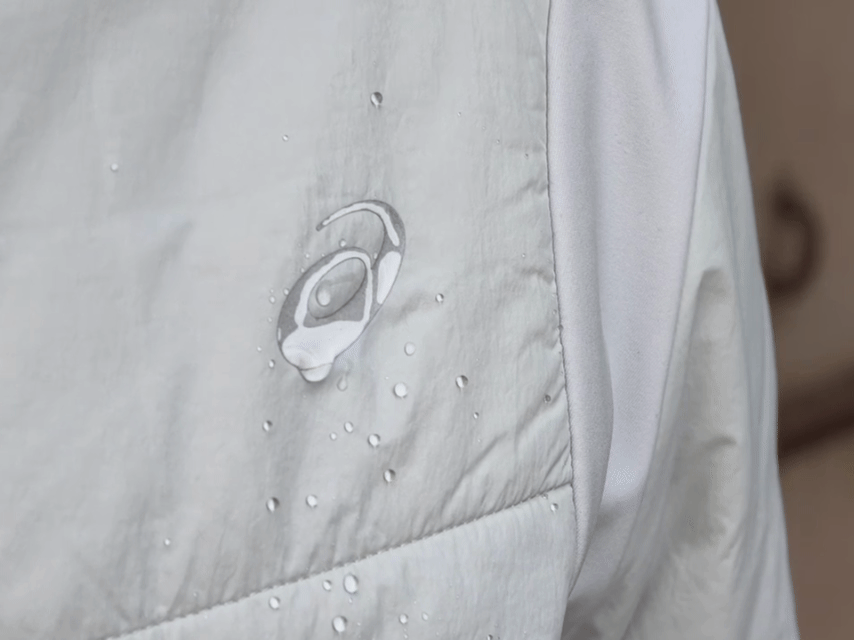 搭载 PrimaLoft 的 ASICS亚瑟士跑步夹棉夹克，防水效果显著 | 图片来源：极客公园