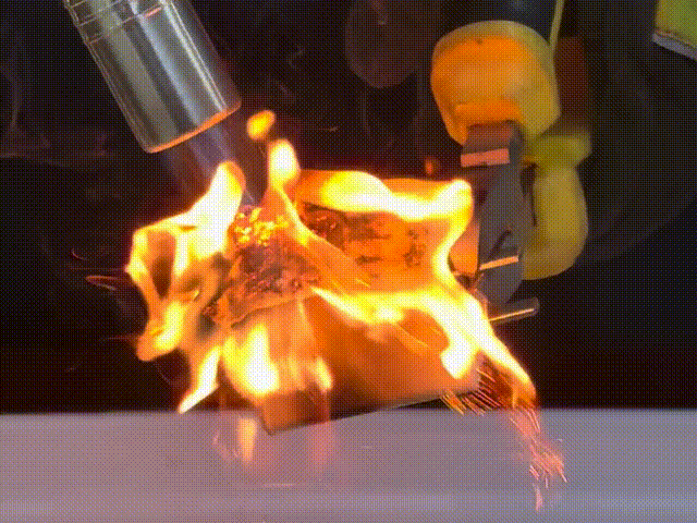 廉价充电头外壳阻燃性能差。图源：杭州消防