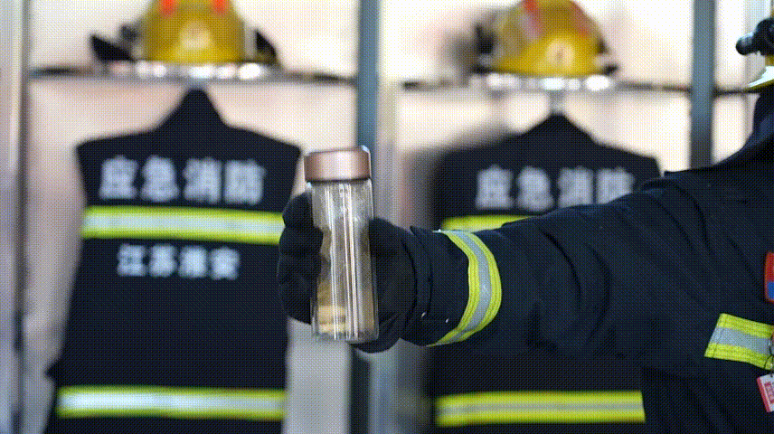 保温杯喷出热气。图源：淮安消防