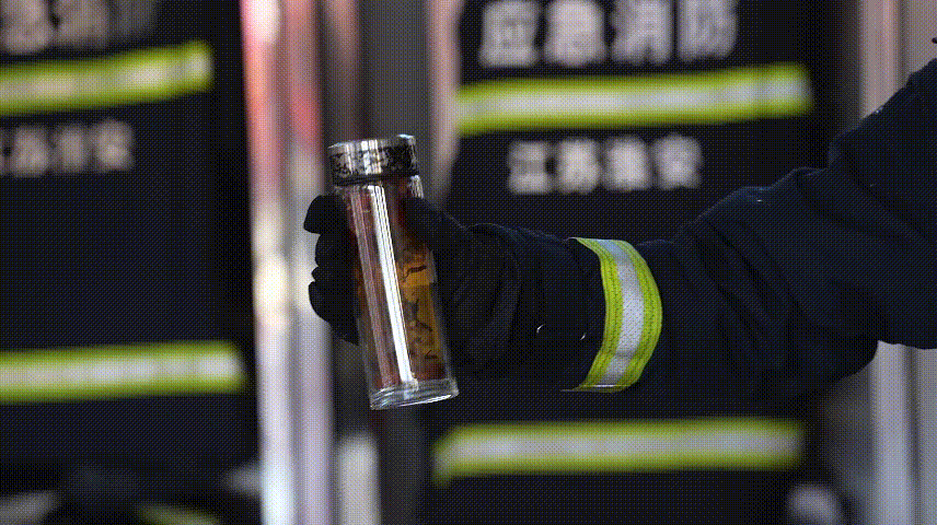 保温杯产生气泡。图源：淮安消防