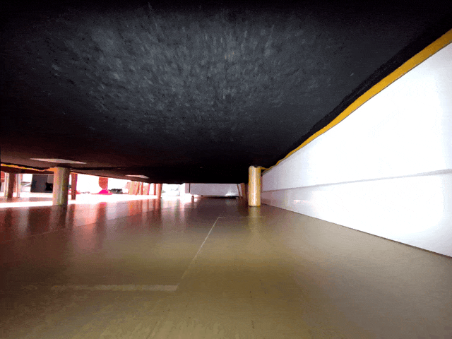 （沙发底清洁，机器人视角）