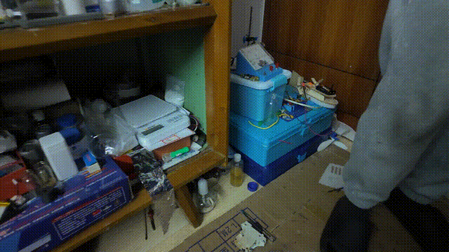 男孩家中堆满的实验器材。图源：金华消防