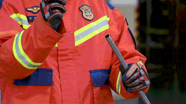 △扫把的金属柄非常锋利。图源：扬州消防