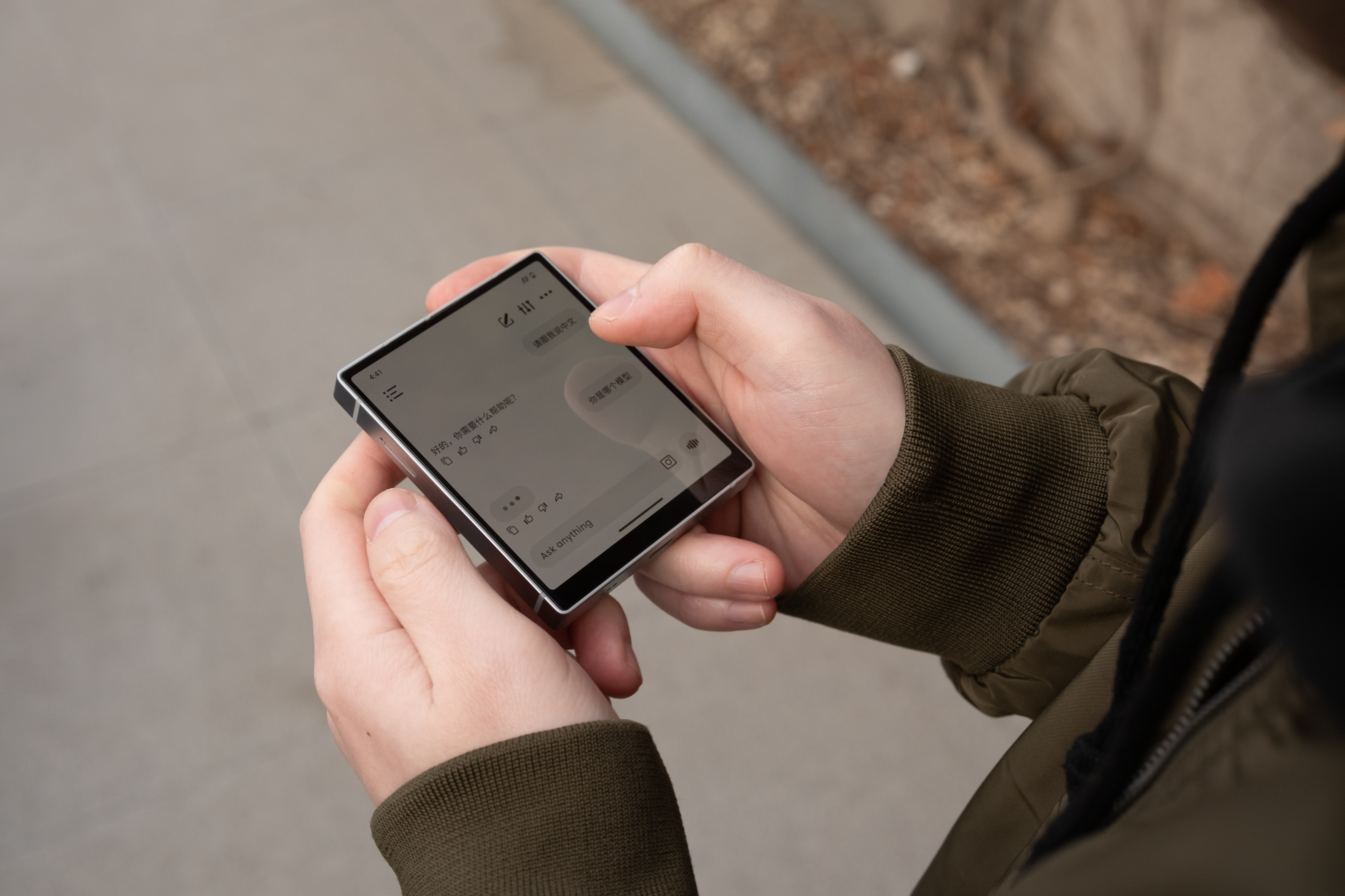 MindOne Pro 正方形的屏幕直接决定了交互逻辑会区别于传统智能手机 ｜ 图片来源：极客公园