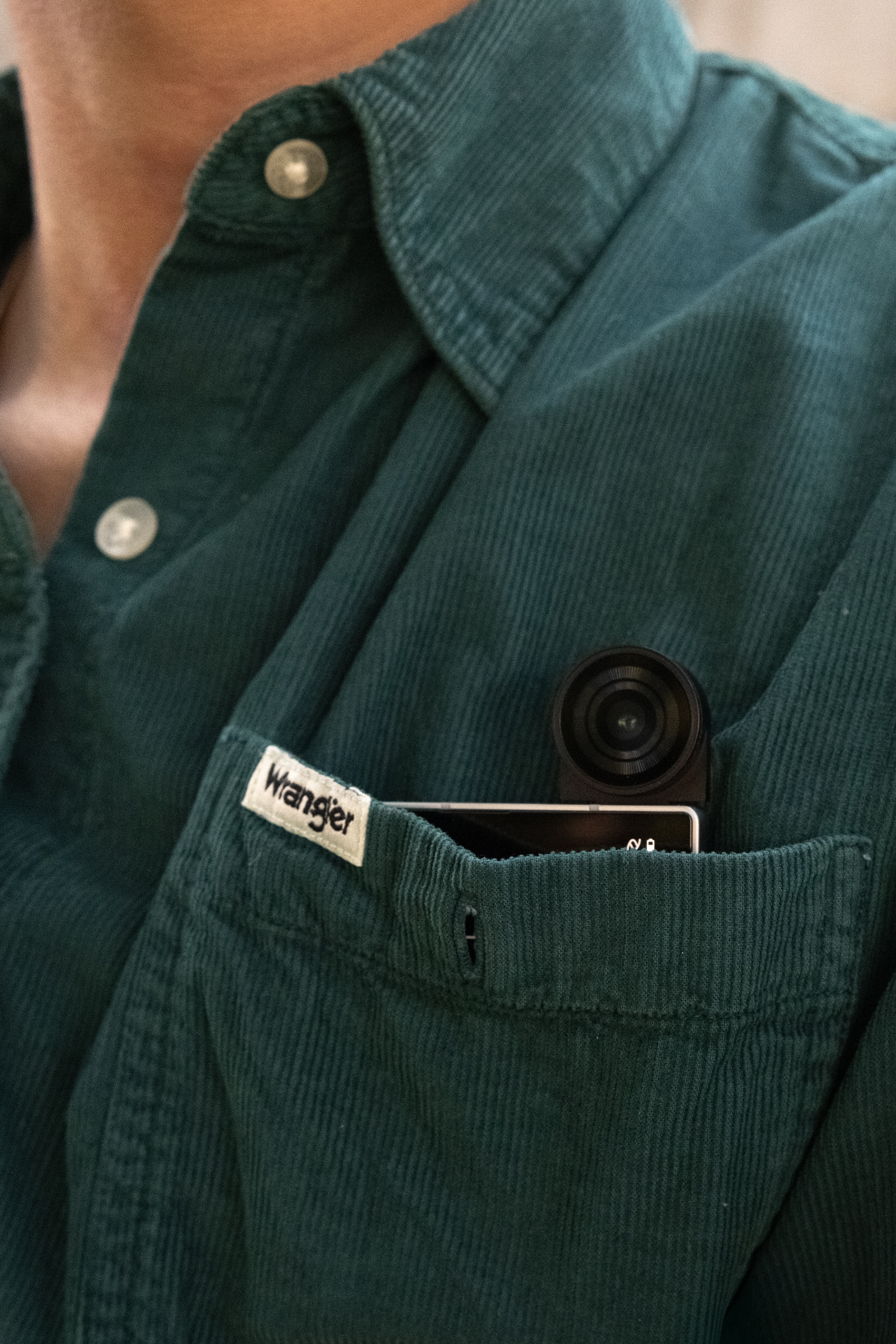 以一个多模态 AI 硬件的身份，帮我看世界｜图片来源：极客公园