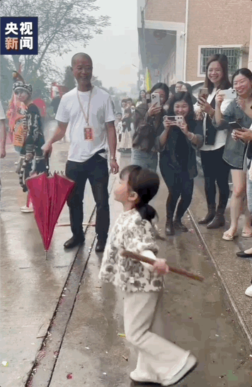 ▲小恩琪在路边与英歌队互动共舞火遍全网