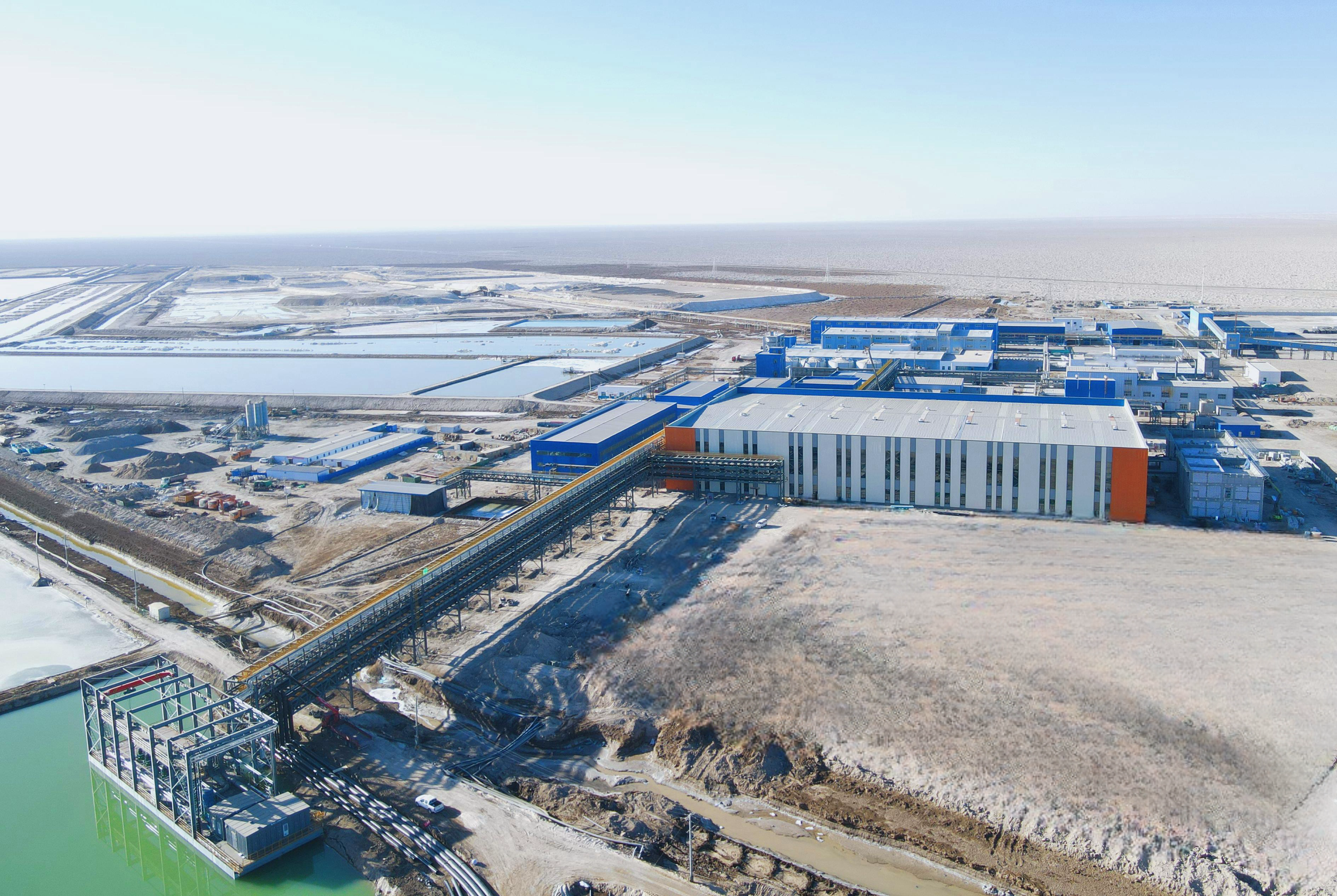 中國鹽湖所屬五礦鹽湖全球首個原鹵提鋰項目航拍全景。