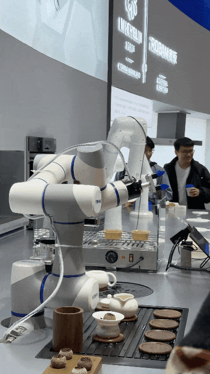 会泡茶、能烘焙的机械臂。图/石晗旭 摄