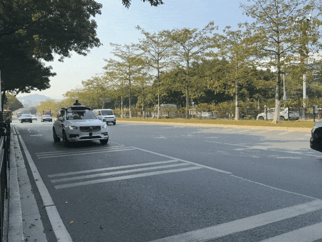 Robotaxi行驶停在安全区域内，等待乘客上车