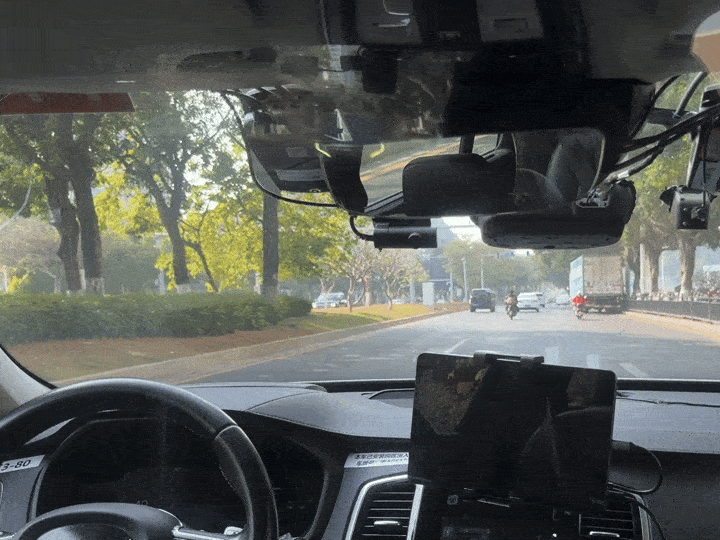 两轮电动车和汽车在同一条道路上，Robotaxi的表现还不错