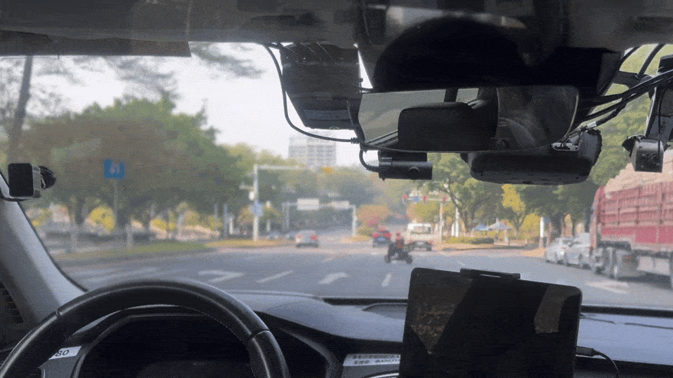 最右侧为右转道，但已经停了许多车辆