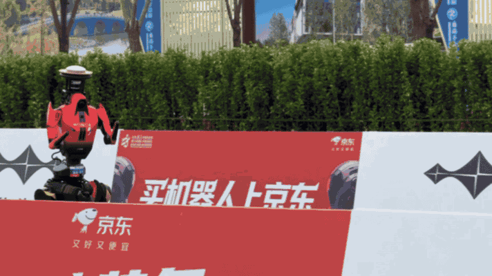 ▲工程师们正在拼命追赶冲线后的机器人。图 / 每日人物摄