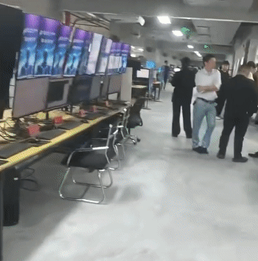 大量大脑配上几个大学生，便是不少AI短剧公司的基本配置。图源网络