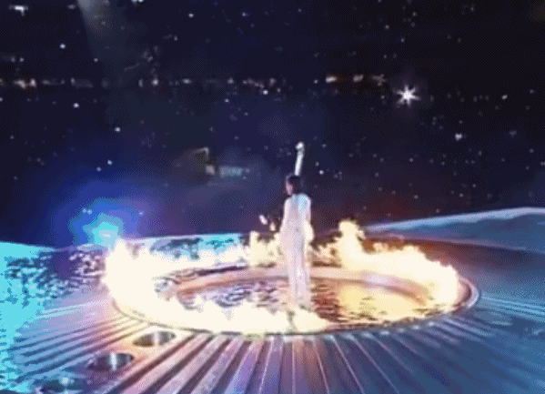 凯茜·弗里曼点燃奥运火炬