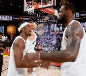 隆多与詹姆斯相拥