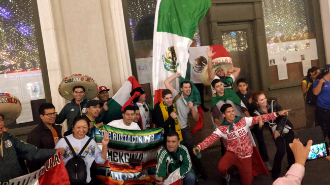 墨西哥的球迷助威团也声势浩大