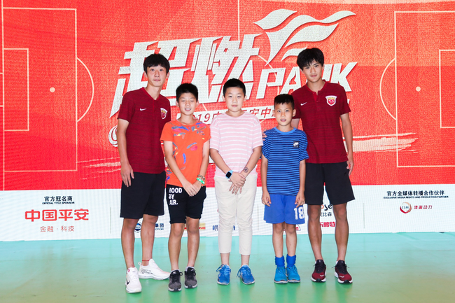 上海上港集团足球俱乐部U19球员曹申（图左）、刘祝润（图右）