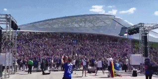 3万冰岛球迷在莫斯科的球场外用自己的战吼为球队助威