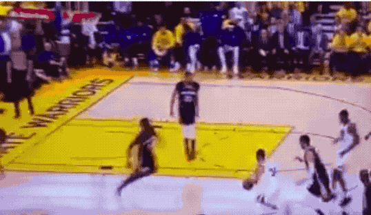 【影片】裁判視而不見?Curry被假日哥推出底線也沒吹犯規 引來全場噓聲!-黑特籃球-NBA新聞影音圖片分享社區