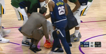 米切尔受伤被搀扶离场