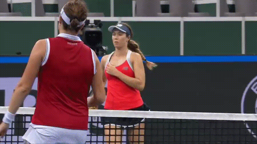 愤怒的帕芙柳琴科娃用球拍砸球网发泄不满情绪