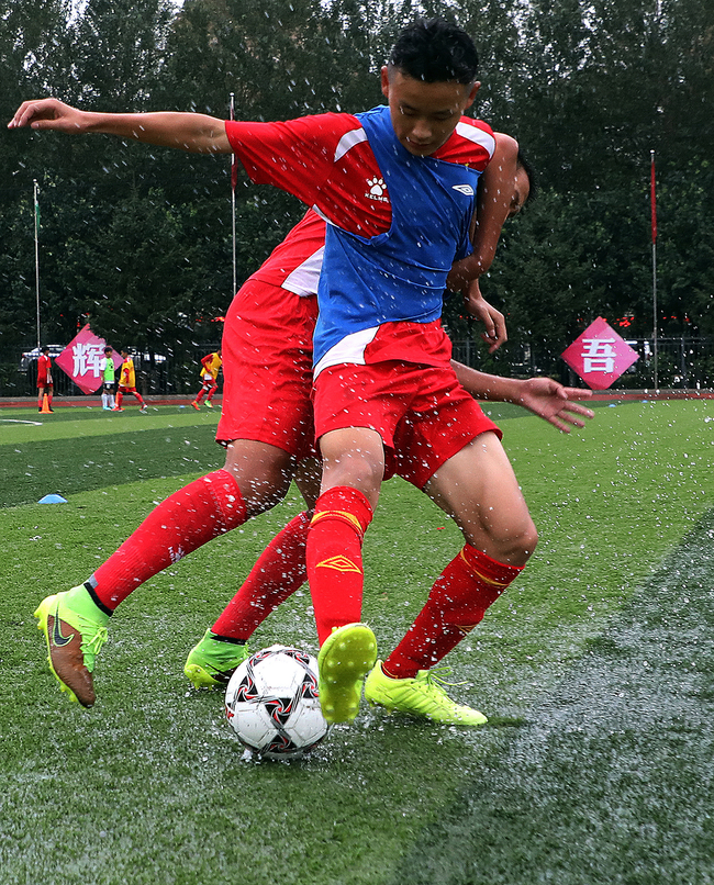 长春亚泰梯队球员在雨中刻苦训练。