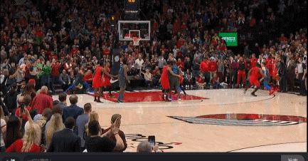 【影片】0.6秒神仙球!東契奇負角度三分命中將比賽拖入加時 這一球太神了!-黑特籃球-NBA新聞影音圖片分享社區