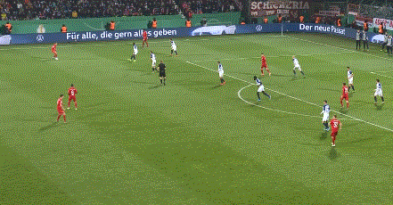 德国杯-格纳布里扳平 穆勒造红牌+绝杀 拜仁2-1