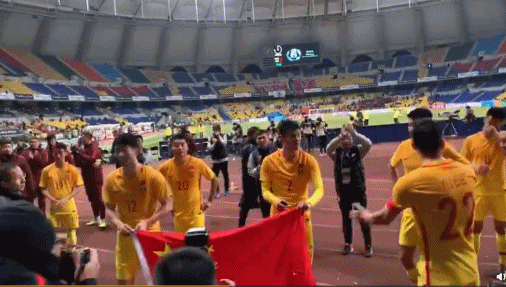 感动！国足将士赛后谢场举起国旗 球迷们高喊:中国