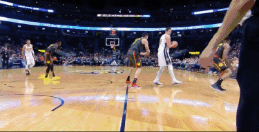 约基奇助攻哈里斯暴扣