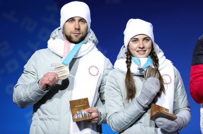 克鲁谢尔尼斯基（左）与漂亮妻子的铜牌恐遭剥夺