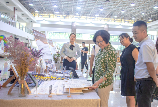 西京学院副院长郭捷参观学风建设成果展