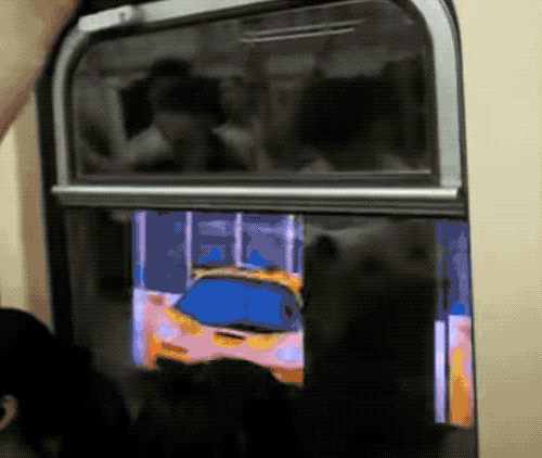 地铁运行时，车窗外的清晰广告是怎么显示出来的？