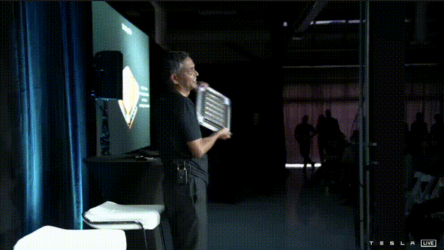 马斯克发布机器人，“钢铁侠”那种！特斯拉推出全球最快AI计算机，自研芯片那种