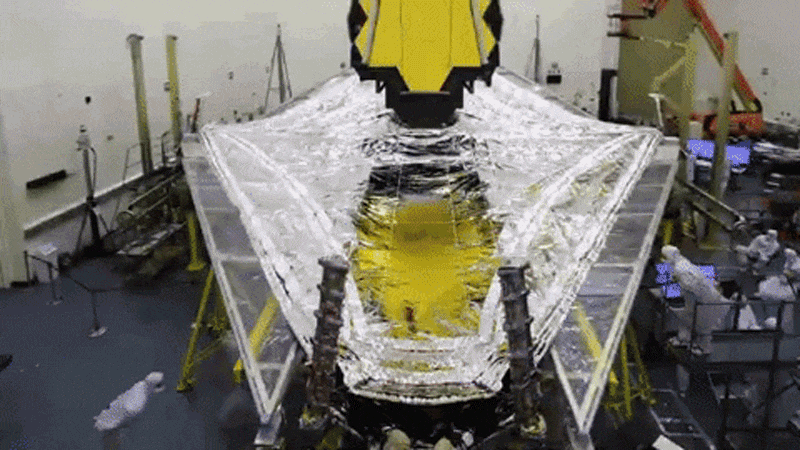 上面的高速动图展示了地球上的工程师测试遮阳罩的打开情况。来源：NASA
