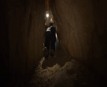“地狱洞窟”所在地圣戈鲁兹一处洞穴中钟乳石在缓慢形成。（来源：KQED SCIENCE）